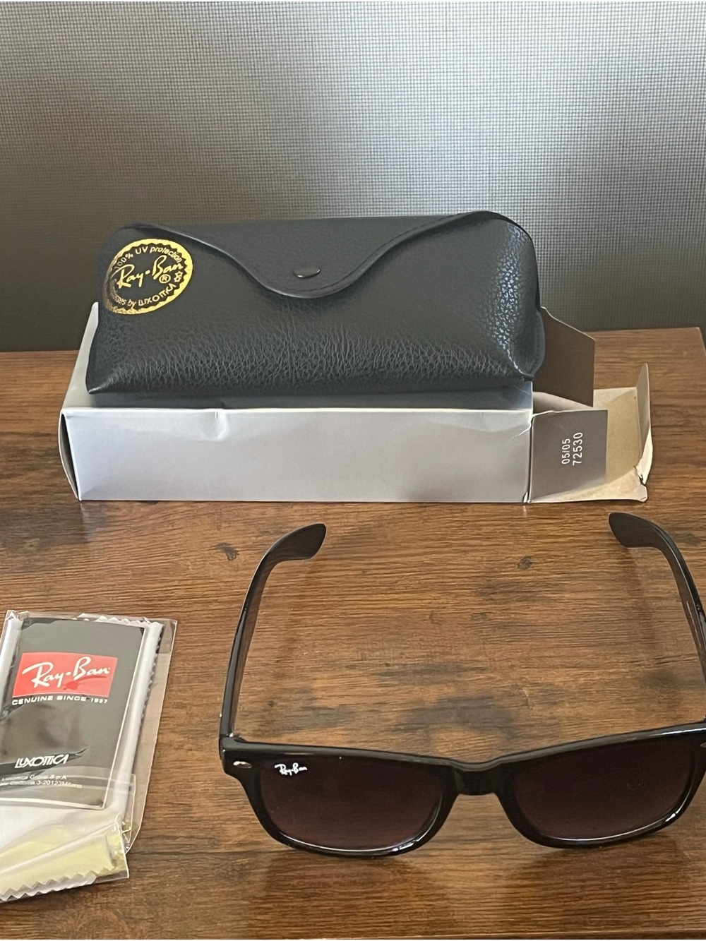 Ray-Ban Men's Black Sunglasses with Case and Brown Gradient Lenses